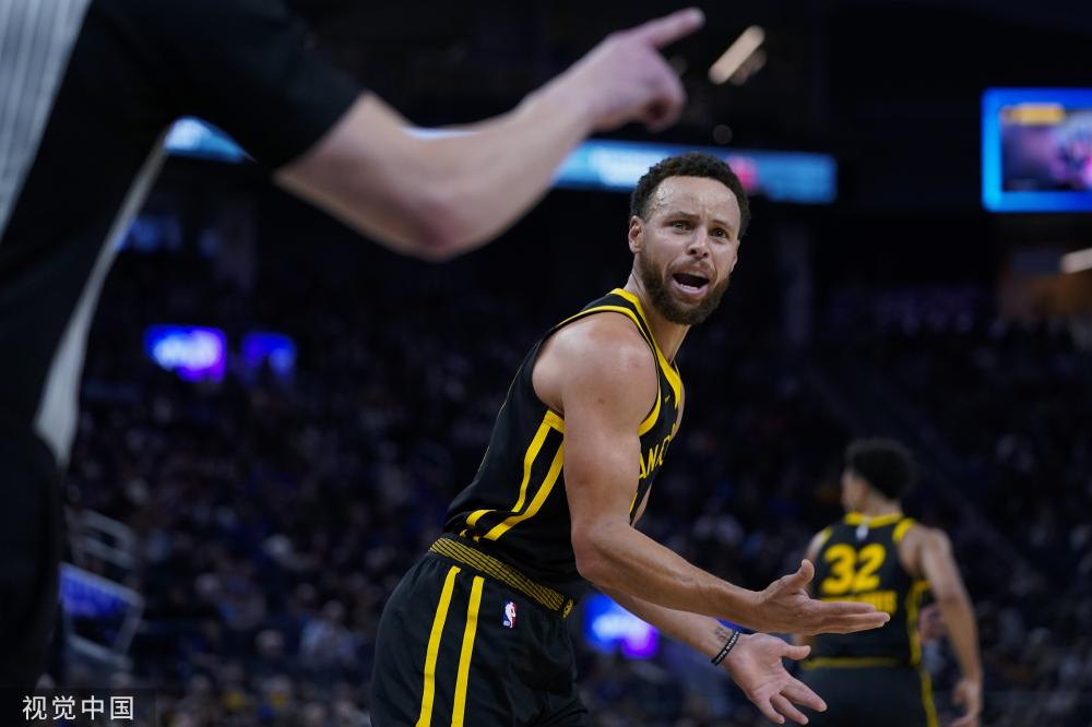 最后的告别，广州队球迷高举“一生一队”“不灭信仰”等标语.